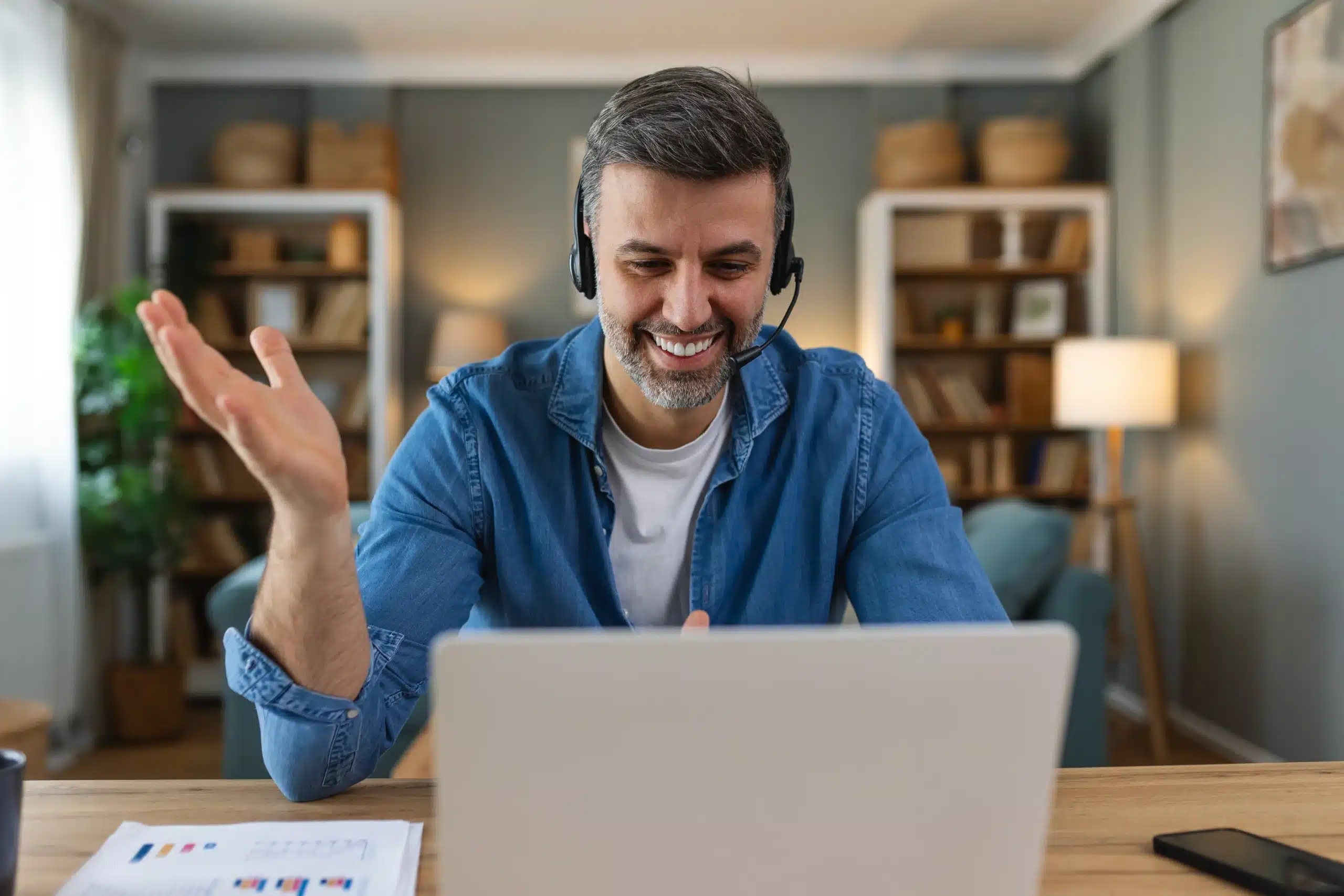Joven estudiando clases online - Enmat